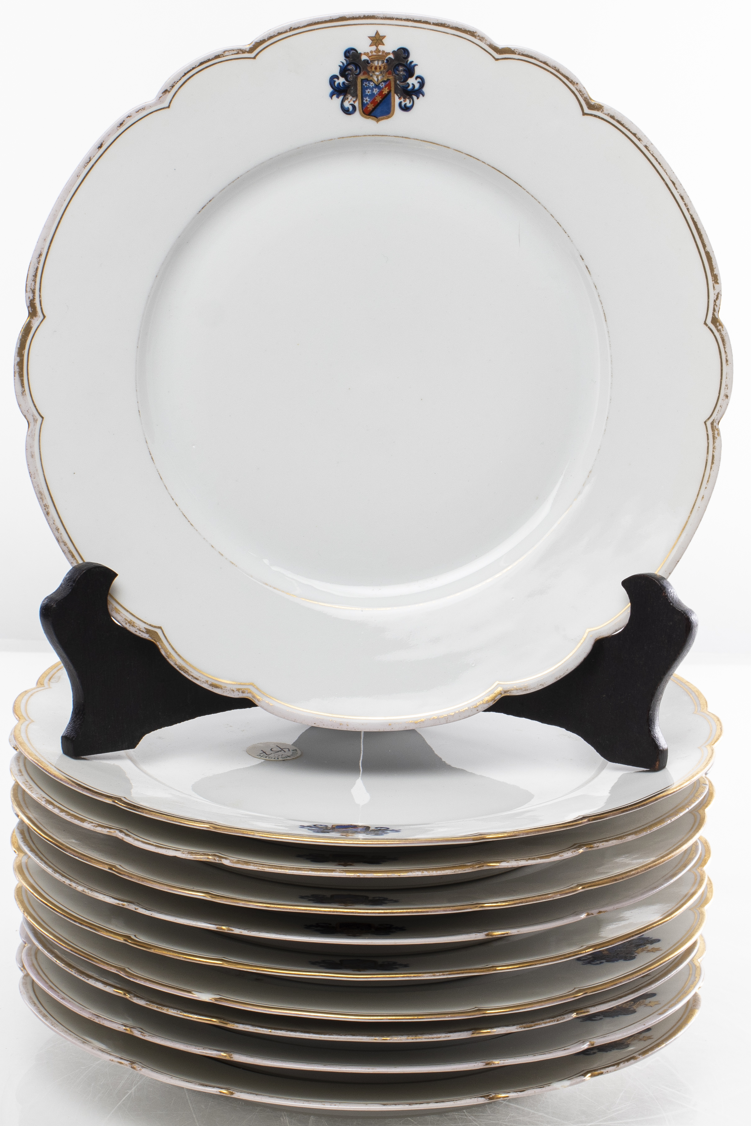 ARMORIAL PORCELAIN DINNER PLATES