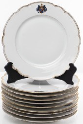 ARMORIAL PORCELAIN DINNER PLAT