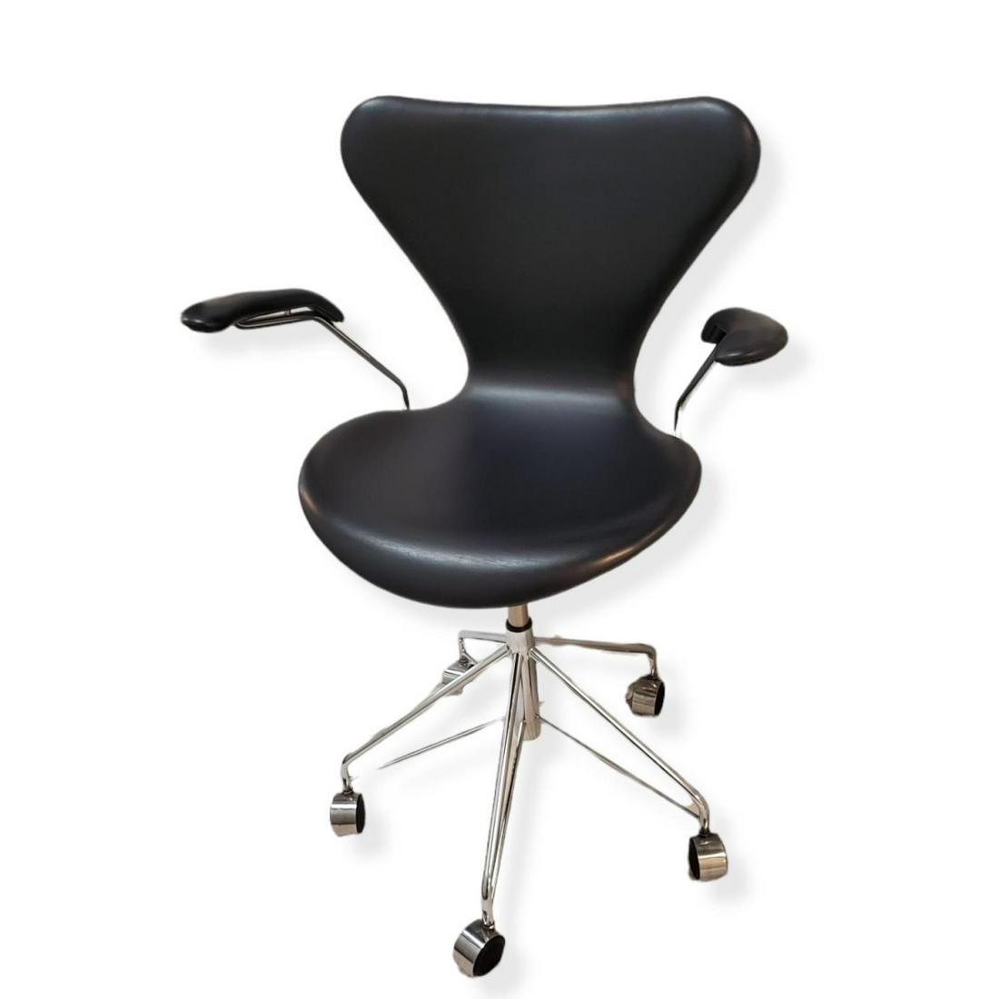 ARNE JACOBSEN FOR FRITZ HANSEN
