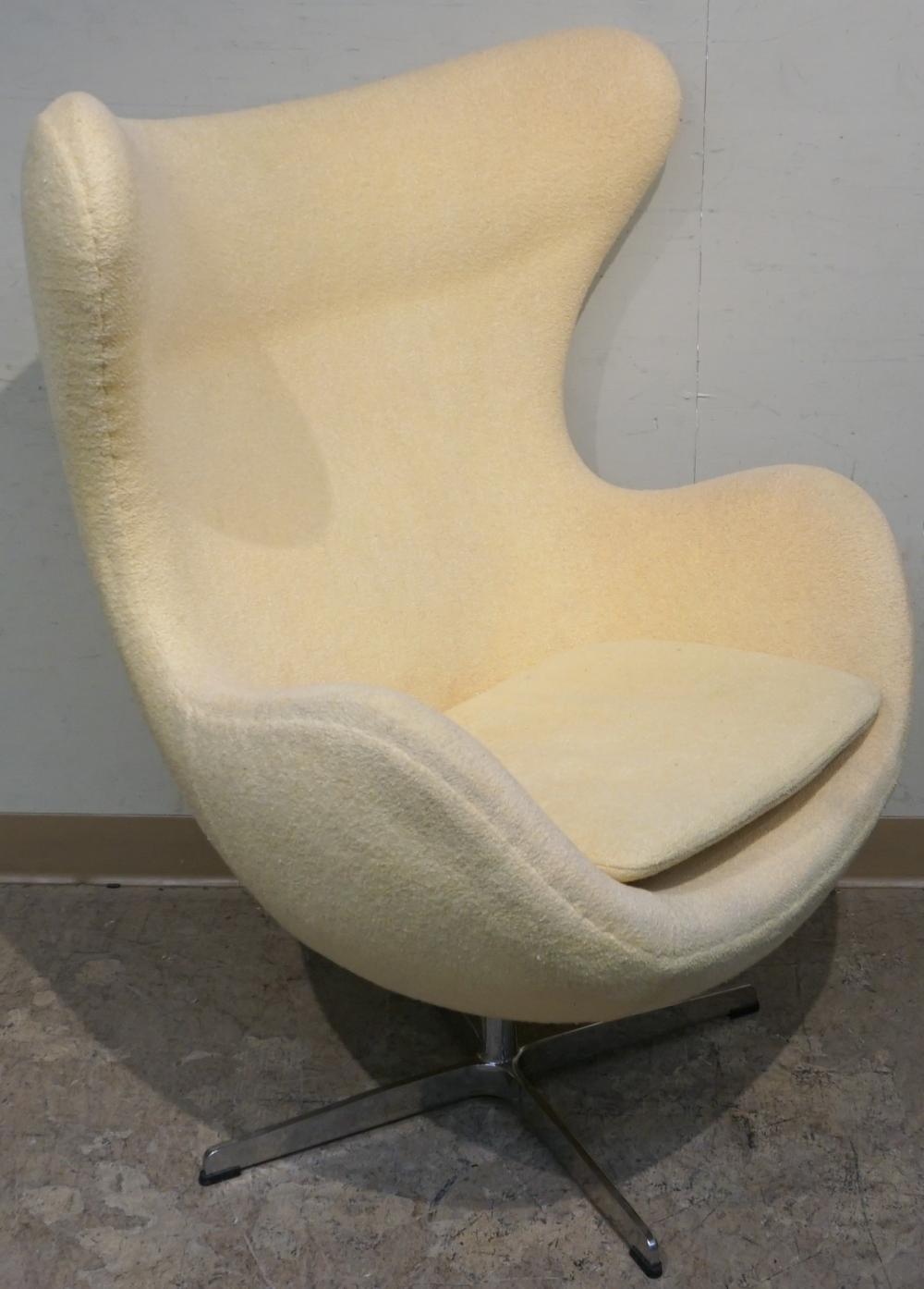 ARNE JACOBSEN STYLE EGG CHAIRArne