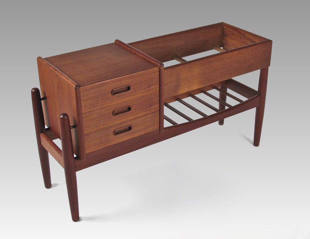 ARNE VODDER DANISH MODERN ENTRY