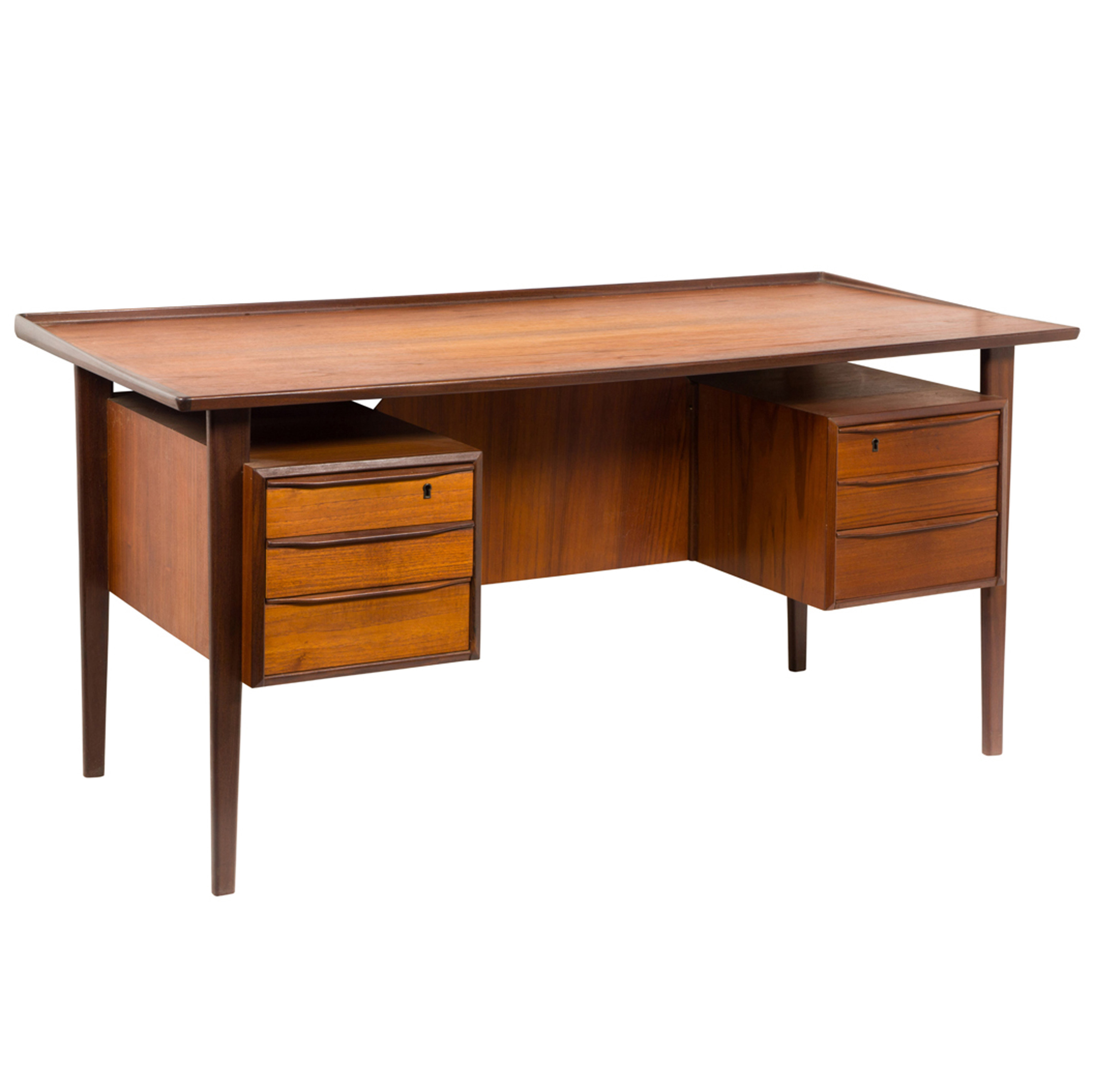 ARNE VODDER, EXECUTIVE DESK Arne