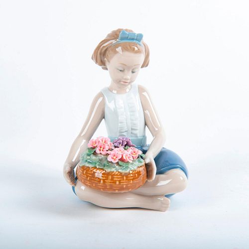 ARRANGING FLOWERS 1008574 -