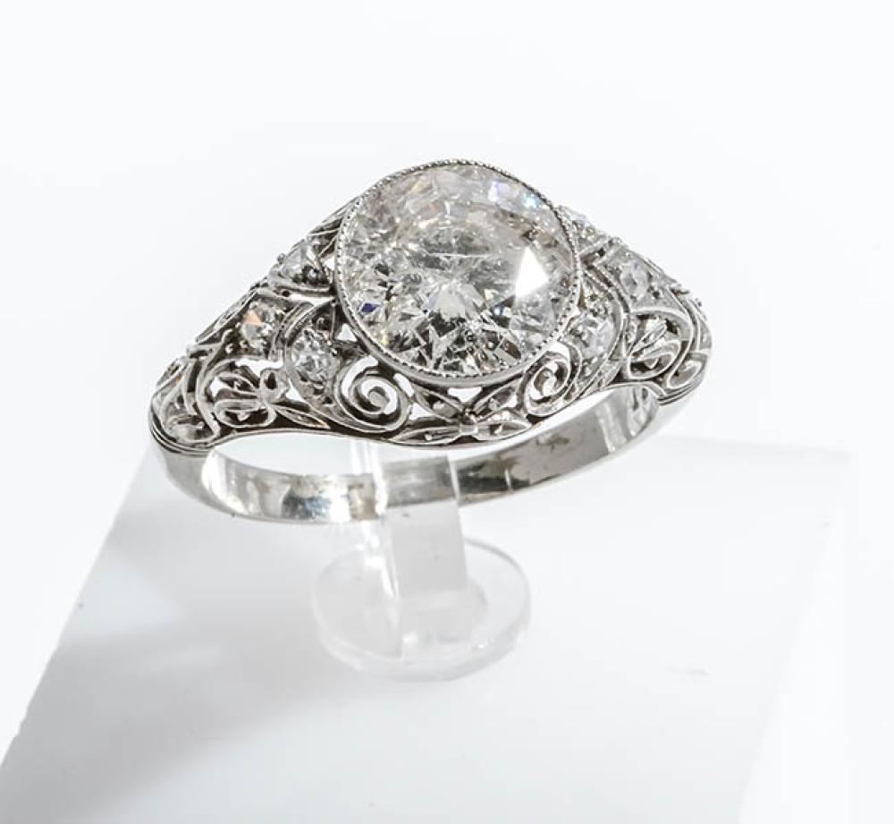 ART DECO PLATINUM AND DIAMOND RING,