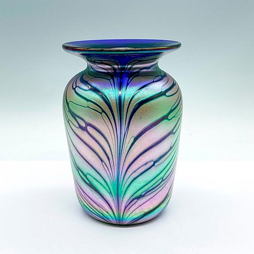 ART GLASS IRIDESCENT VASE,