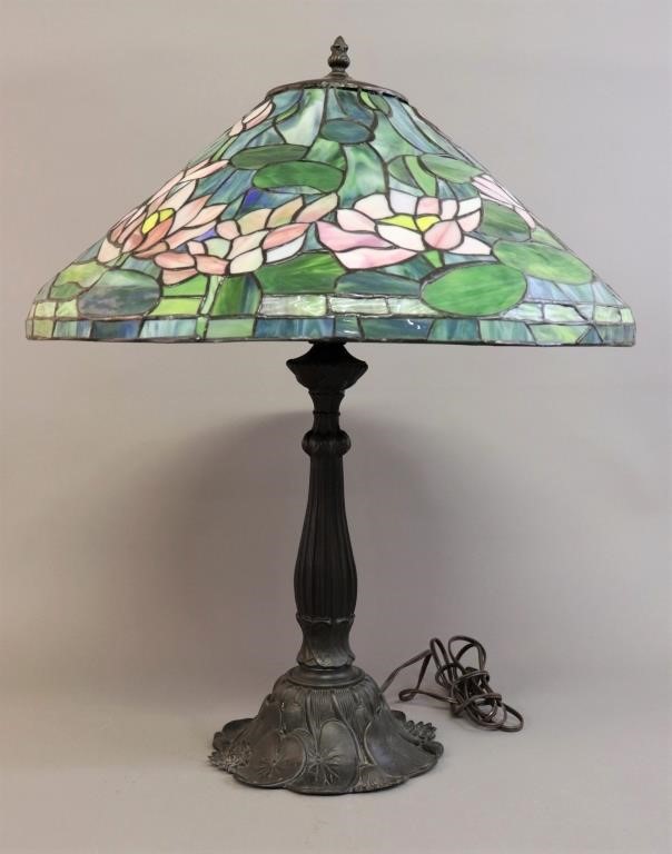 Art glass lamp with lily flower