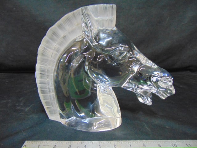 ART GLASS SCULPTURE OF A HORSE