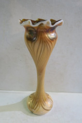 ART GLASS VASE WITH PULLED FEA
