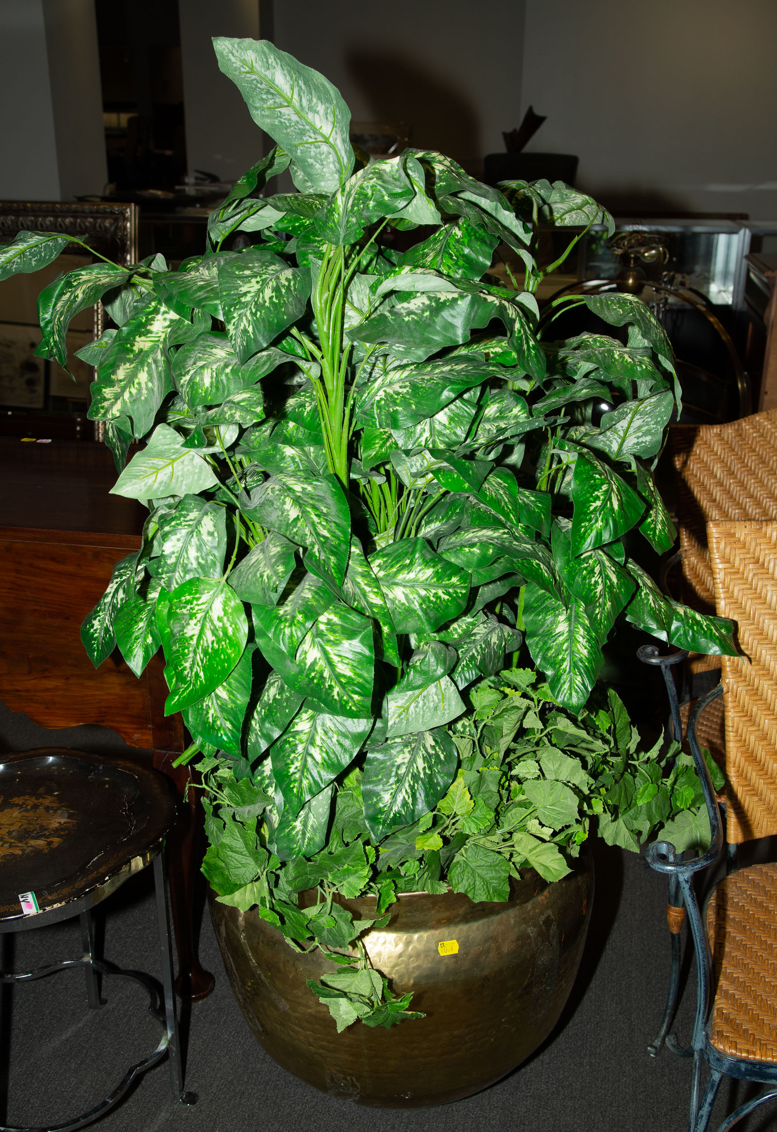 ARTIFICIAL PLANT IN A LARGE BRASS