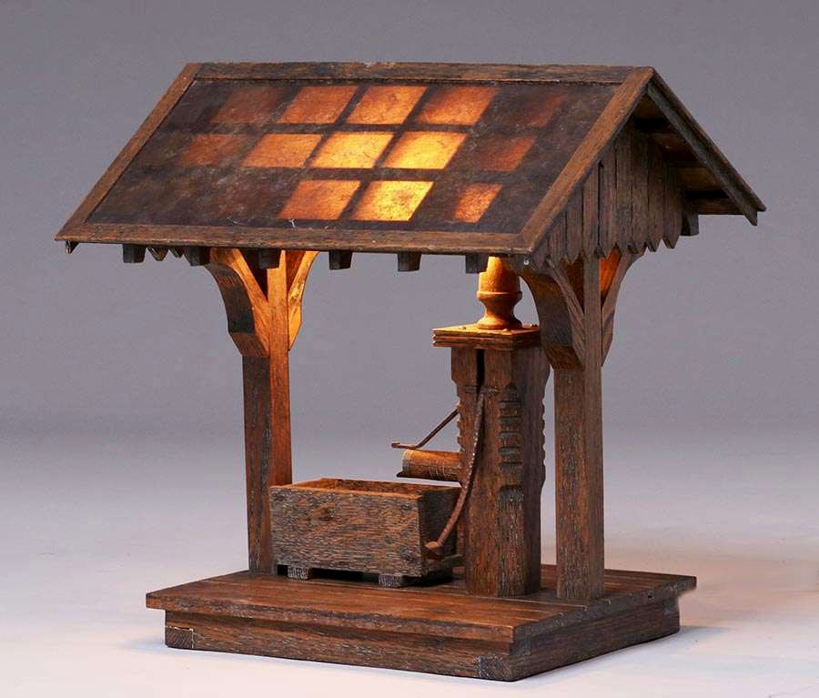ARTS & CRAFTS OAK & MICA LAMP