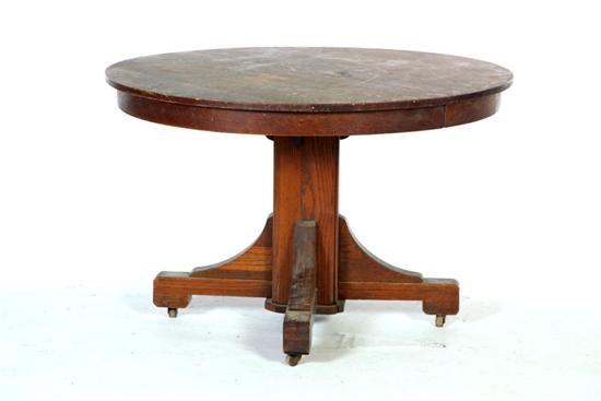 ARTS & CRAFTS ROUND PEDESTAL TABLE.