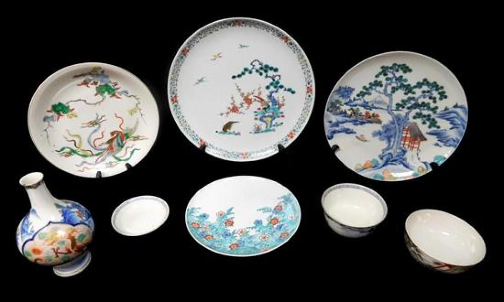 ASIAN: EIGHT JAPANESE PORCELAIN