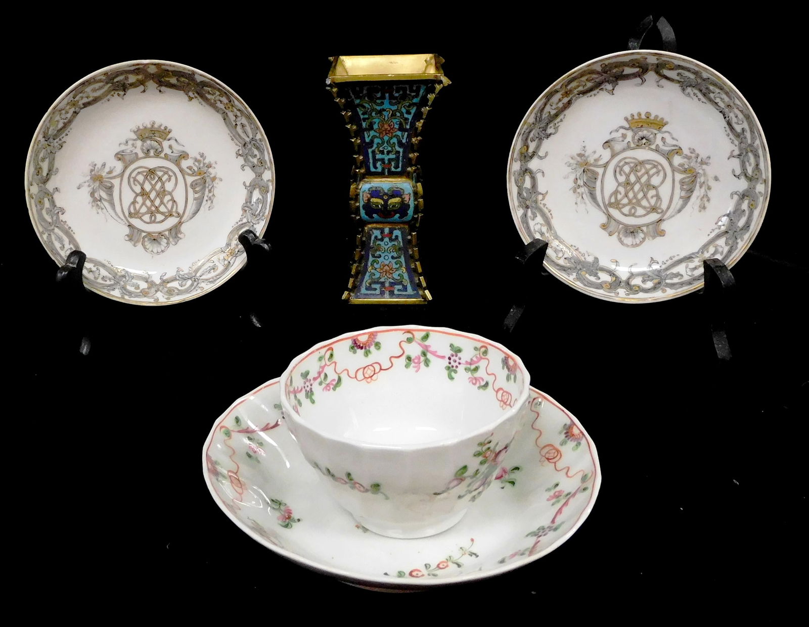 ASIAN: FIVE PIECES OF PORCELAIN AND