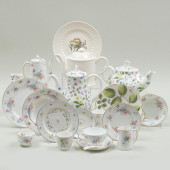 ASSEMBLED GROUP OF FLOWER DECO