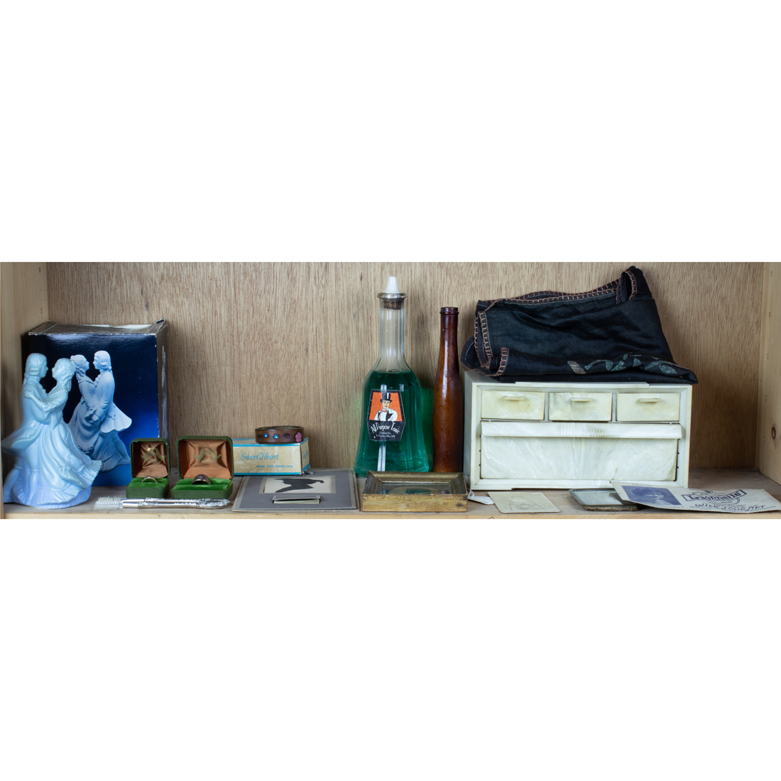 ASSEMBLED GROUP OF MAINLY VINTAGE