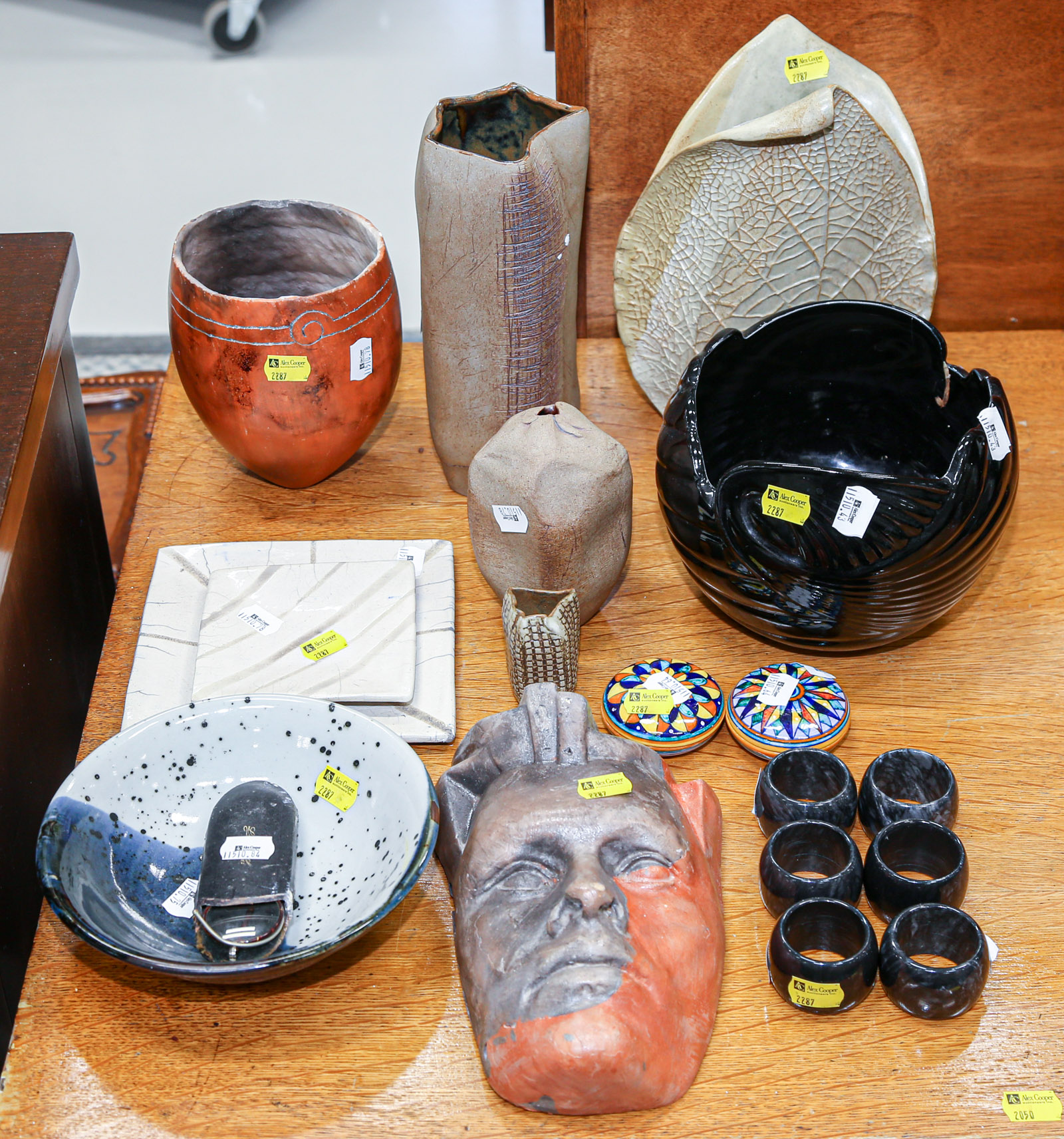 ASSORTED ART POTTERY & COLLECTIBLES