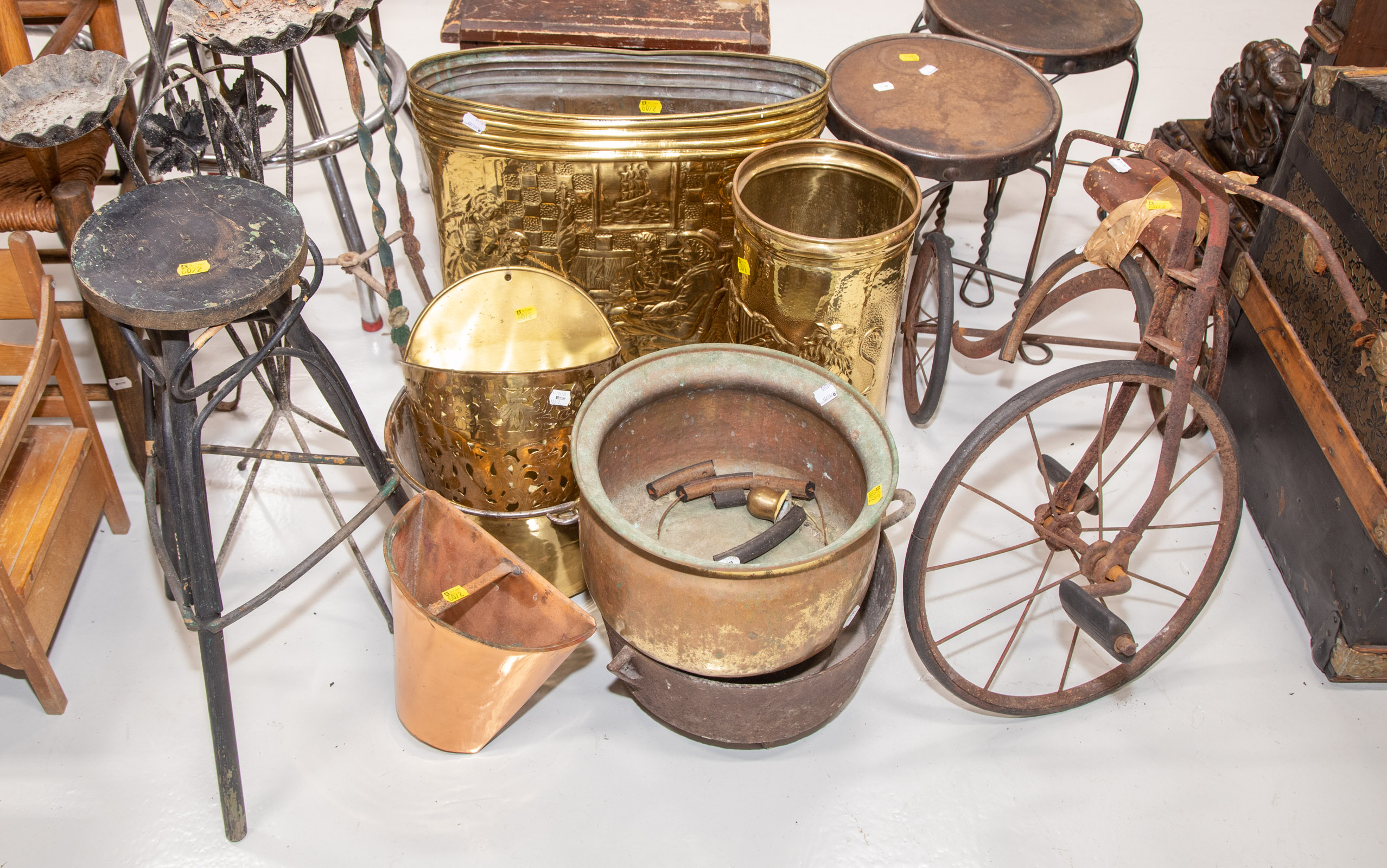 ASSORTED BRASSWARE & COLLECTIBLES