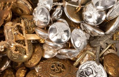Assorted campaign medals, badges,