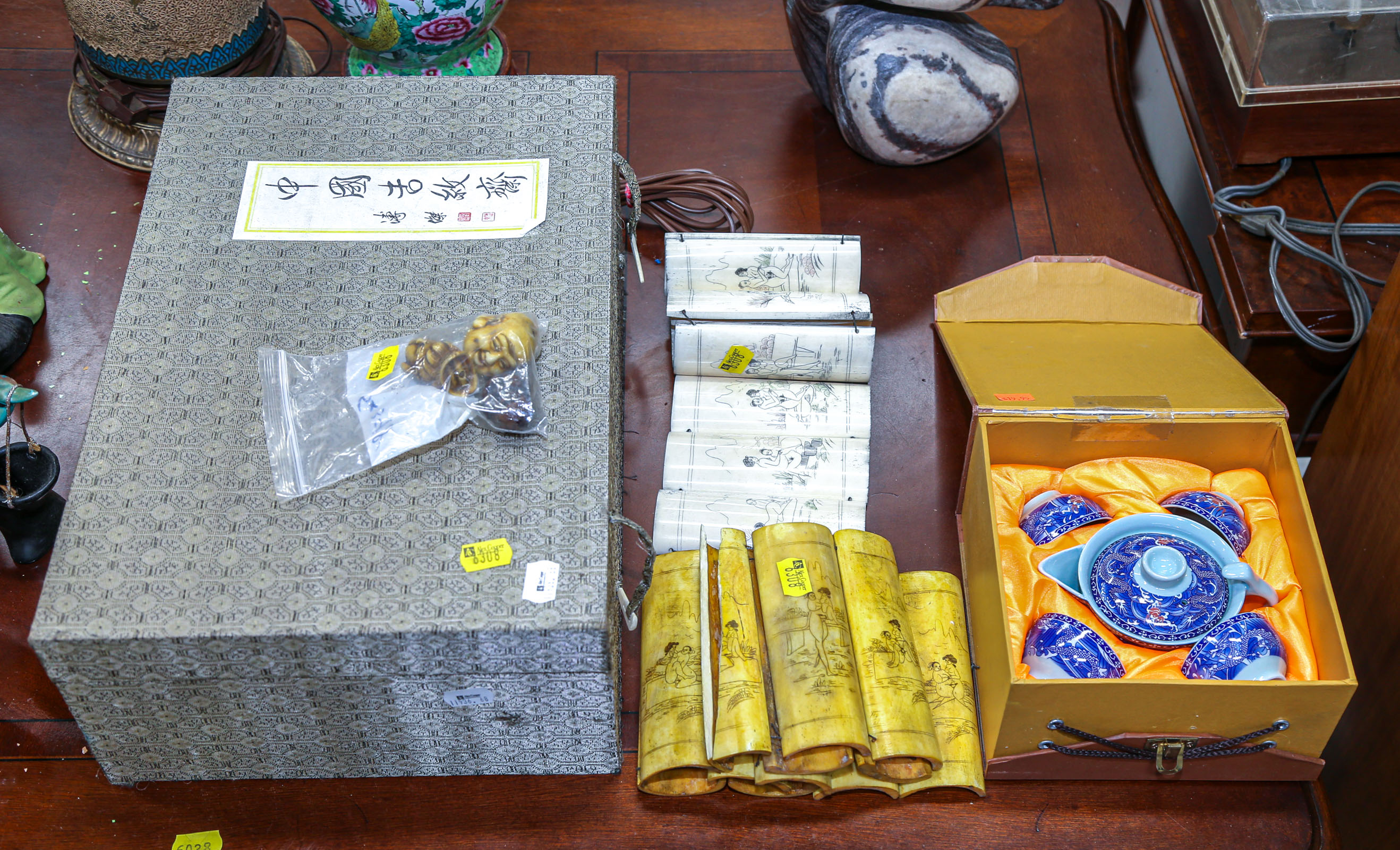 ASSORTED CHINESE GIFT ITEMS