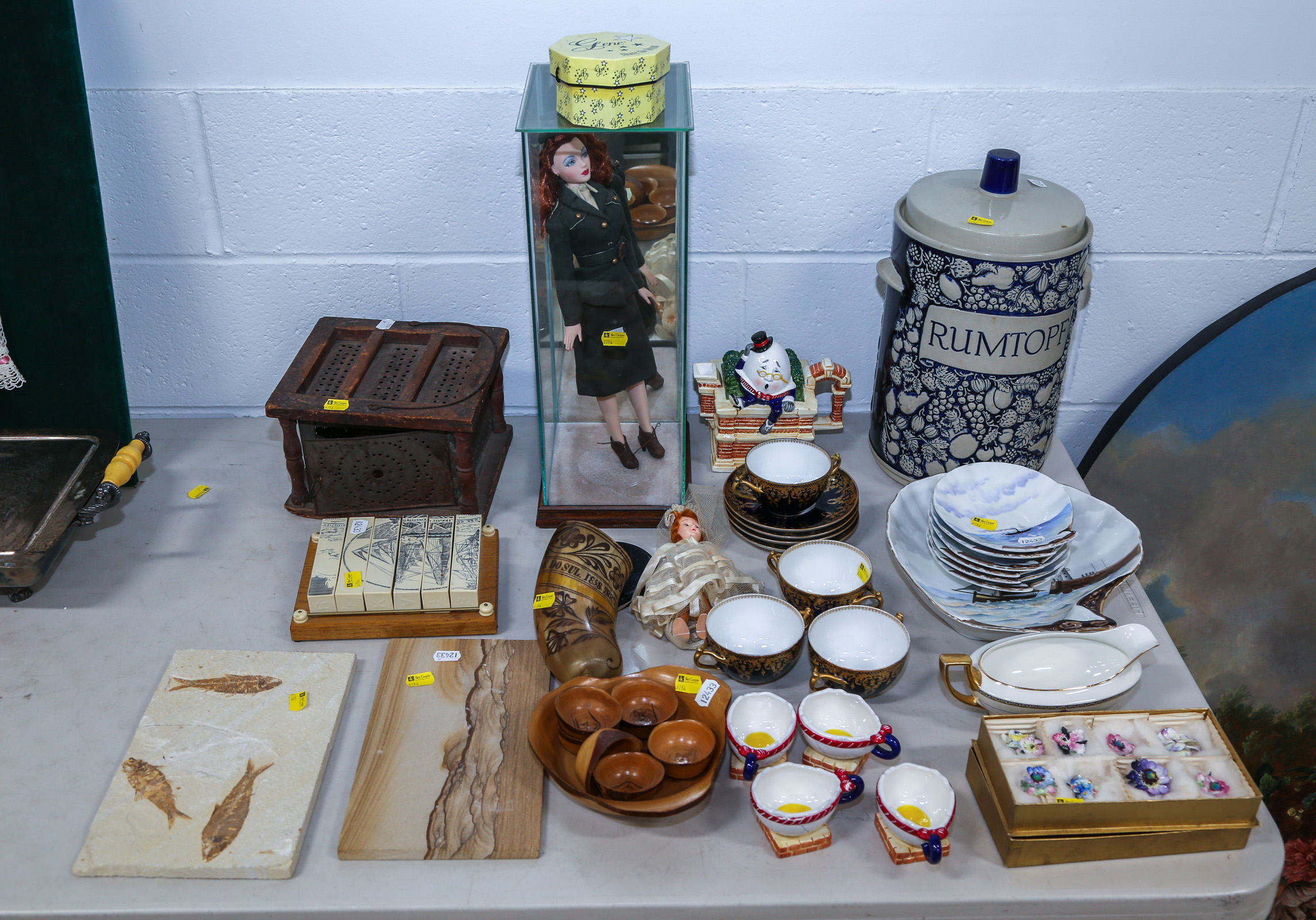 ASSORTED COLLECTIBLE & DECORATIVE