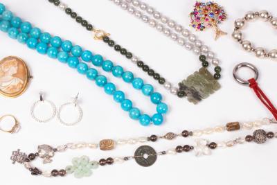 Assorted costume jewellery,