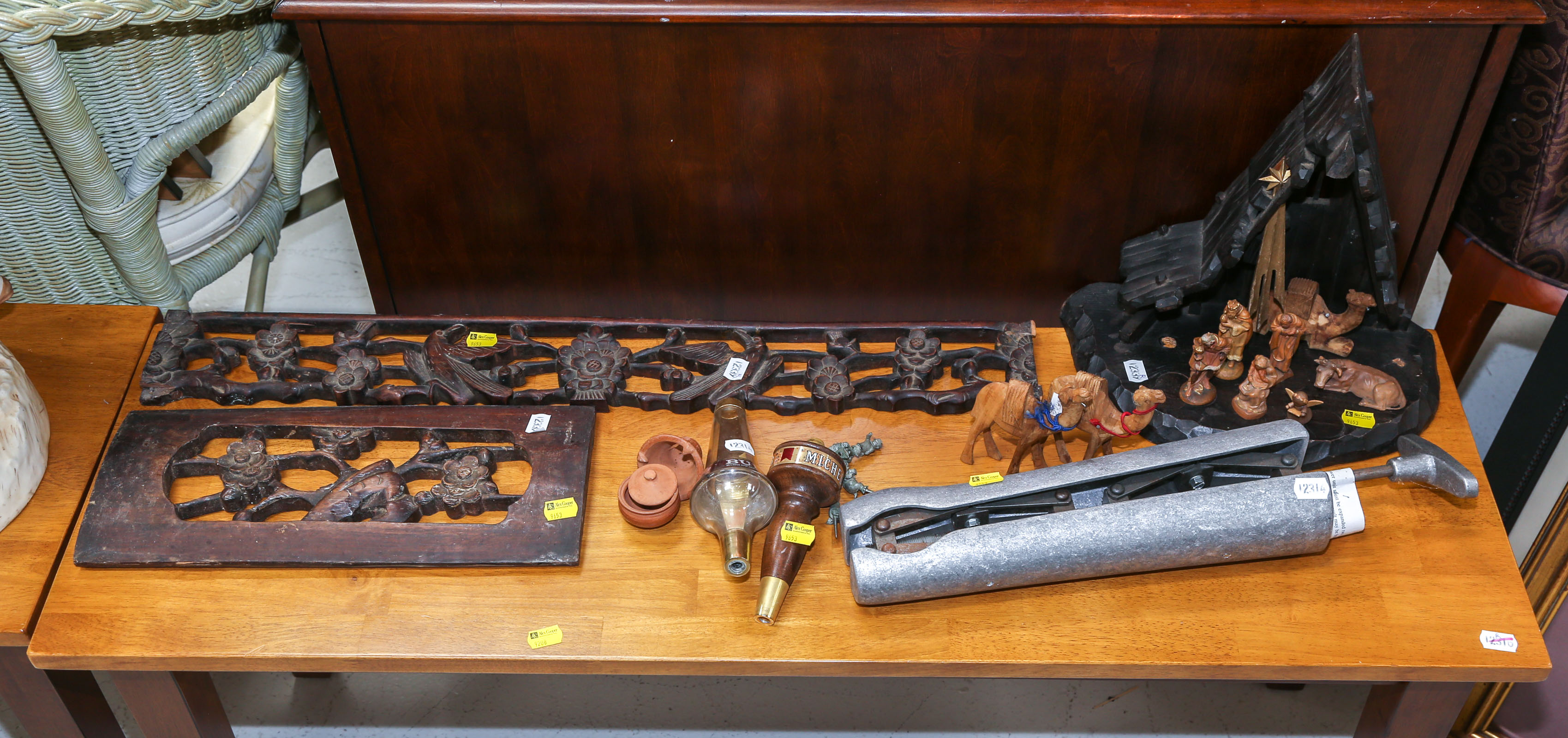 ASSORTED DECORATIONS & COLLECTIBLES