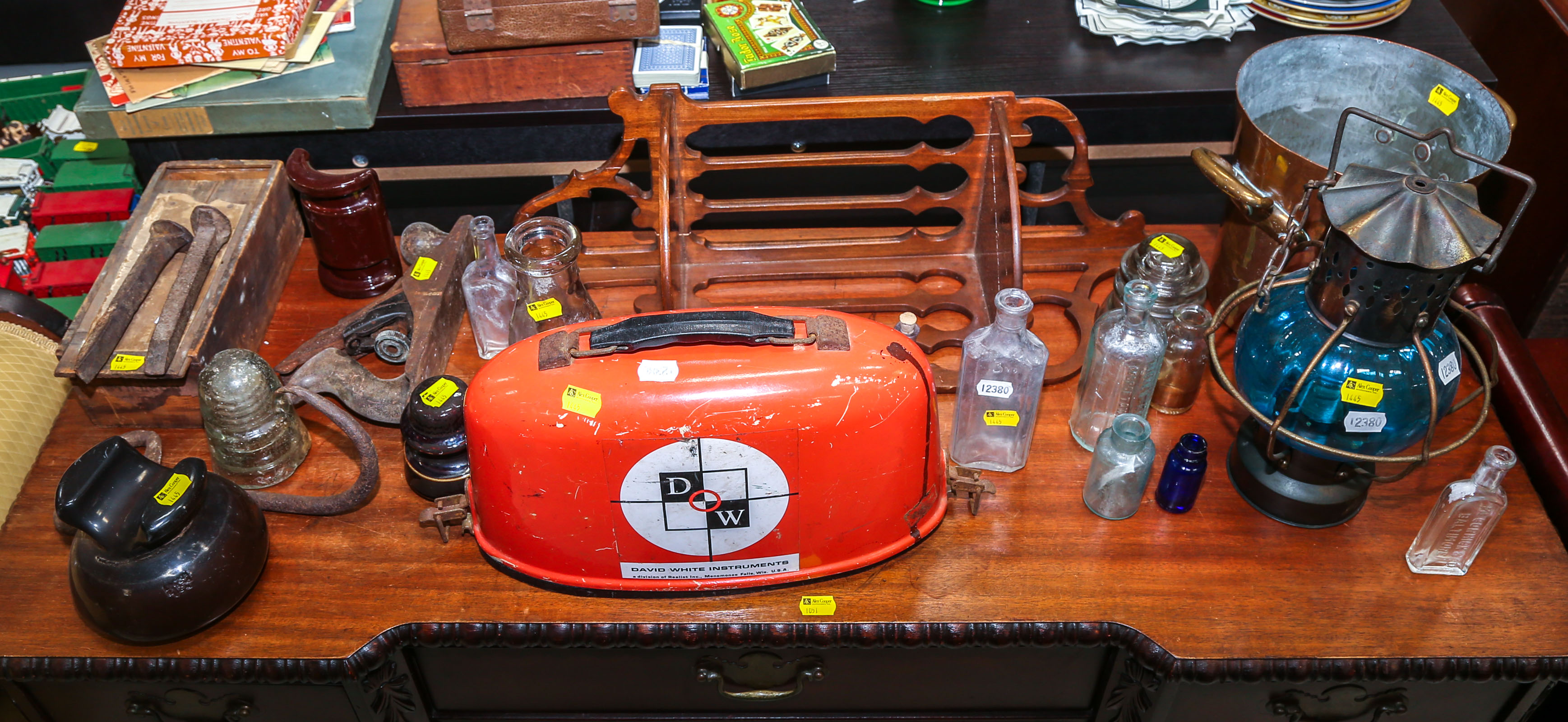 ASSORTED DECORATIONS & COLLECTIBLES