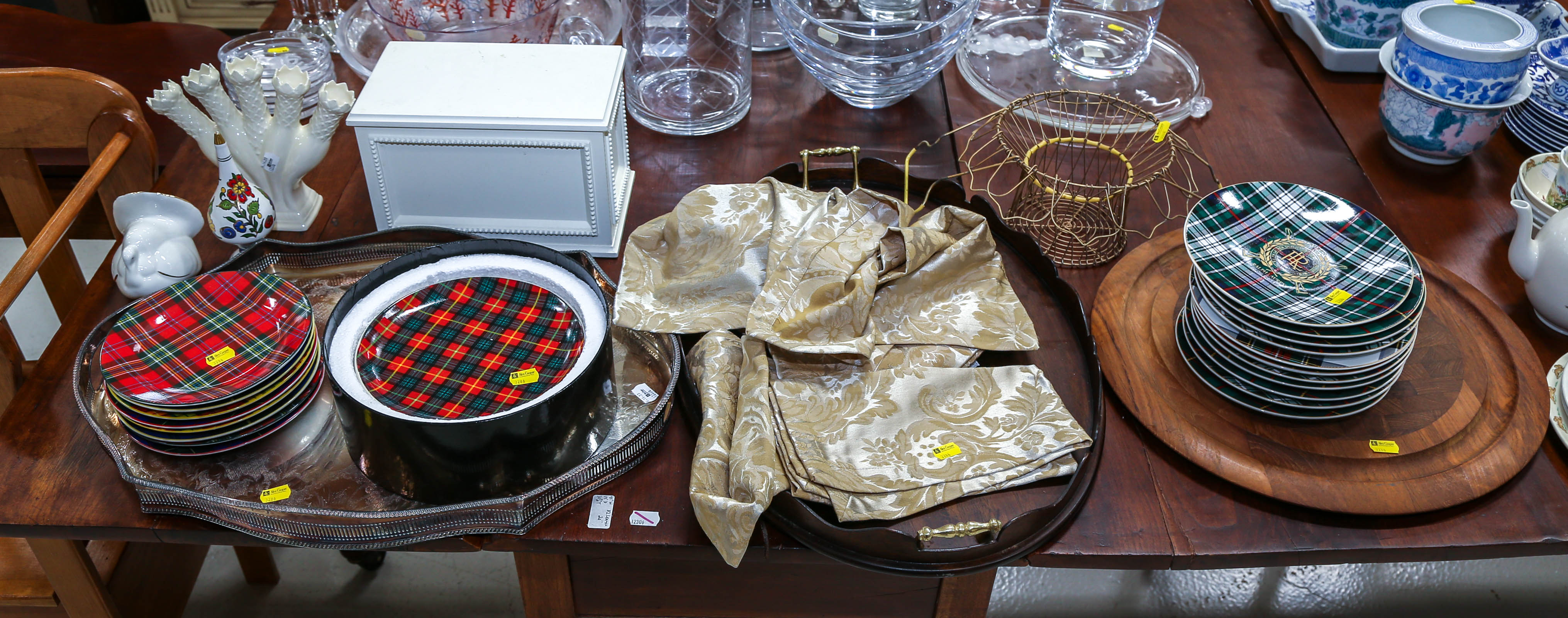 ASSORTED DECORATIONS & COLLECTIBLES