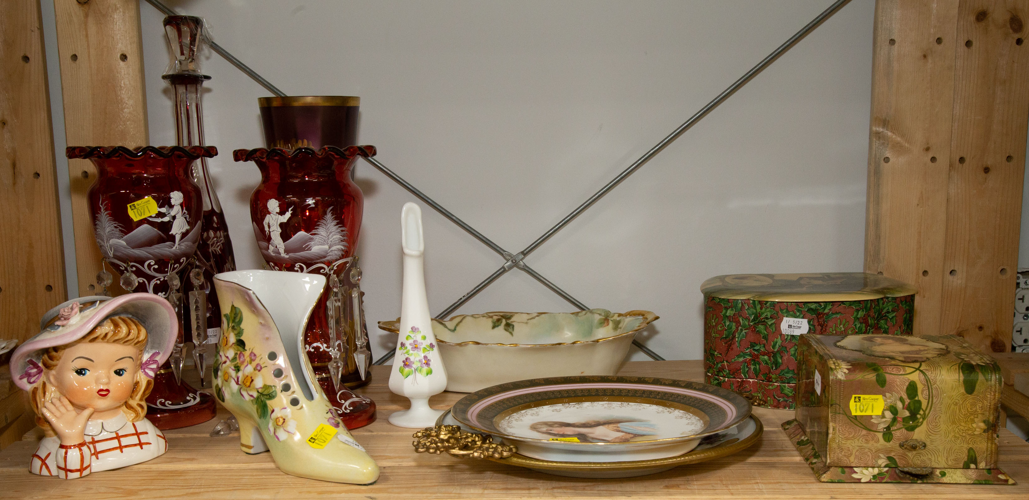 ASSORTED DECORATIONS & COLLECTIBLES