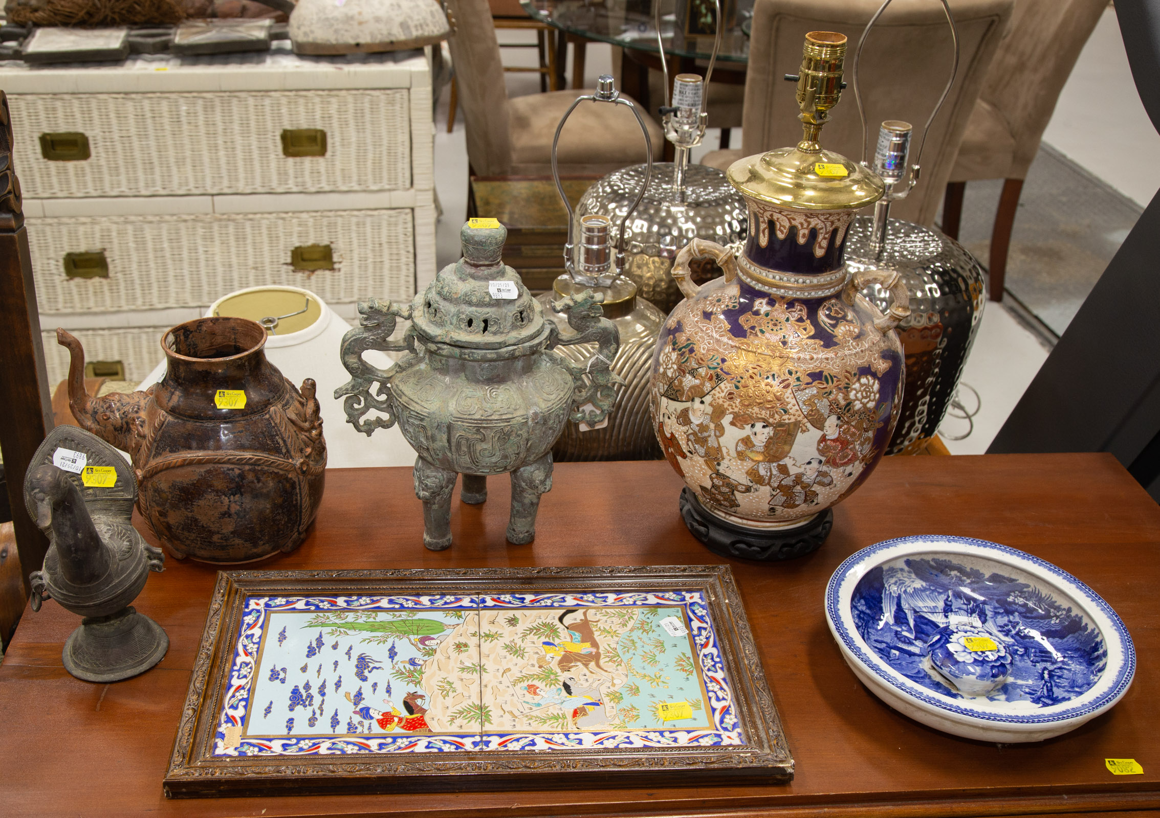 ASSORTED DECORATIVE & COLLECTIBLE