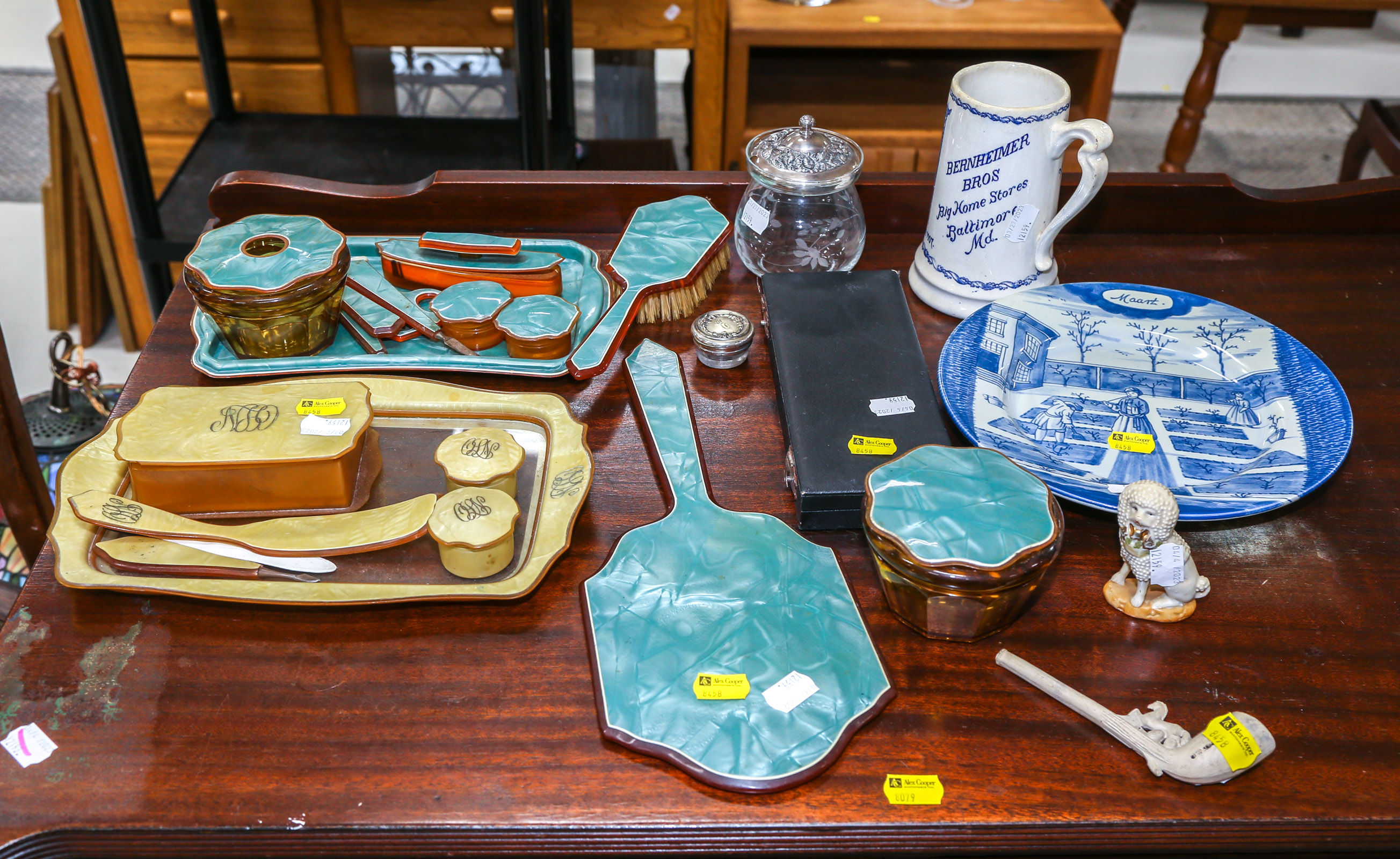 ASSORTED DECORATIVE & COLLECTIBLE