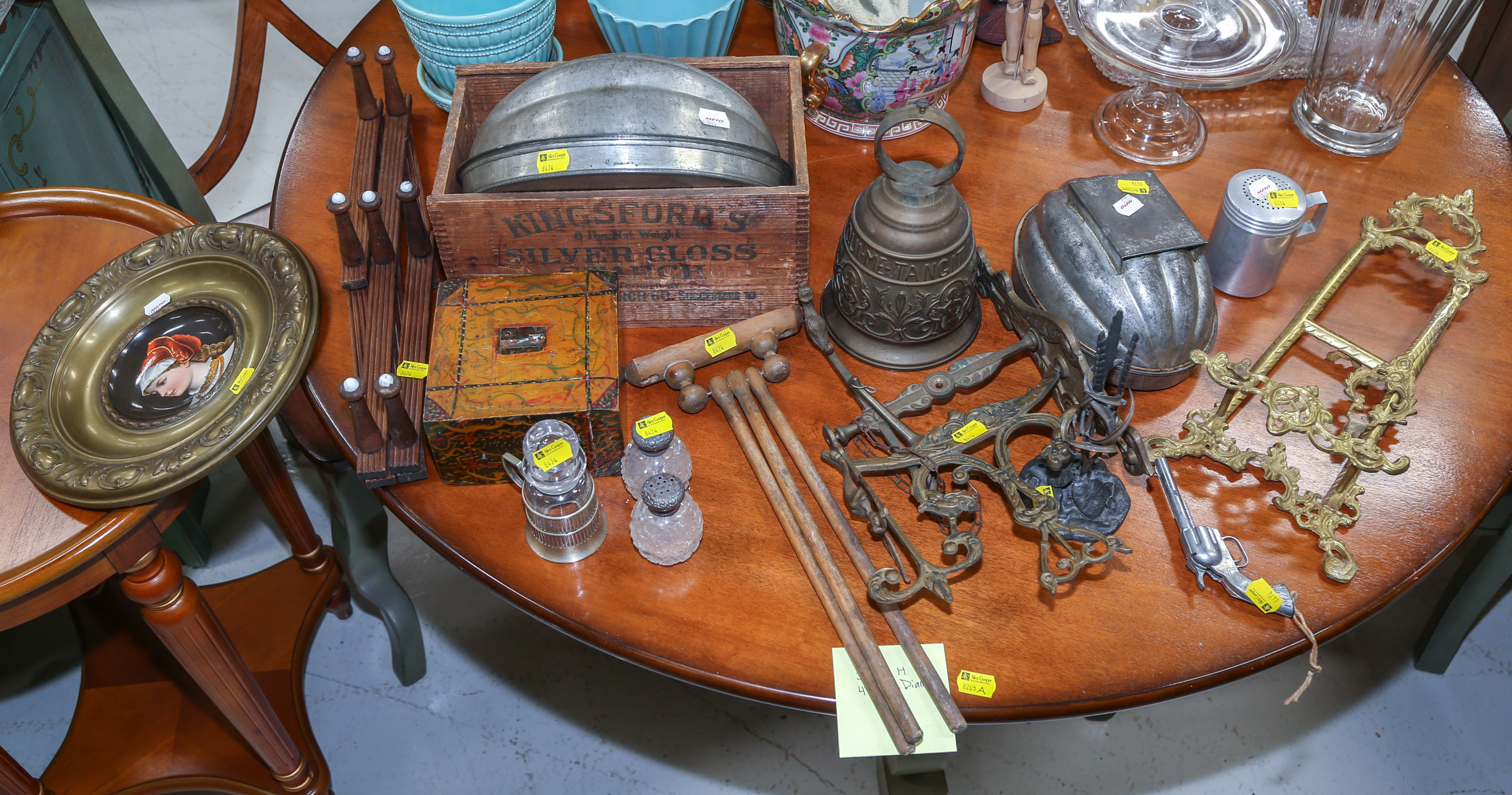 ASSORTED DECORATIVE & COLLECTIBLE