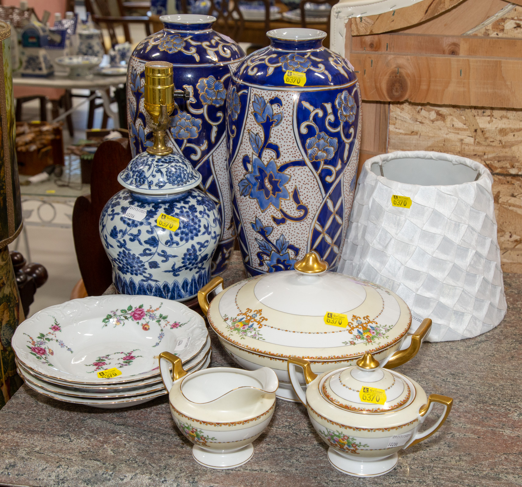 ASSORTED DECORATIVE ITEMS