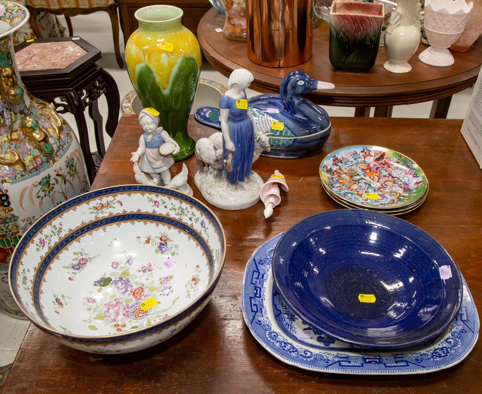 ASSORTED DECORATIVE ITEMS