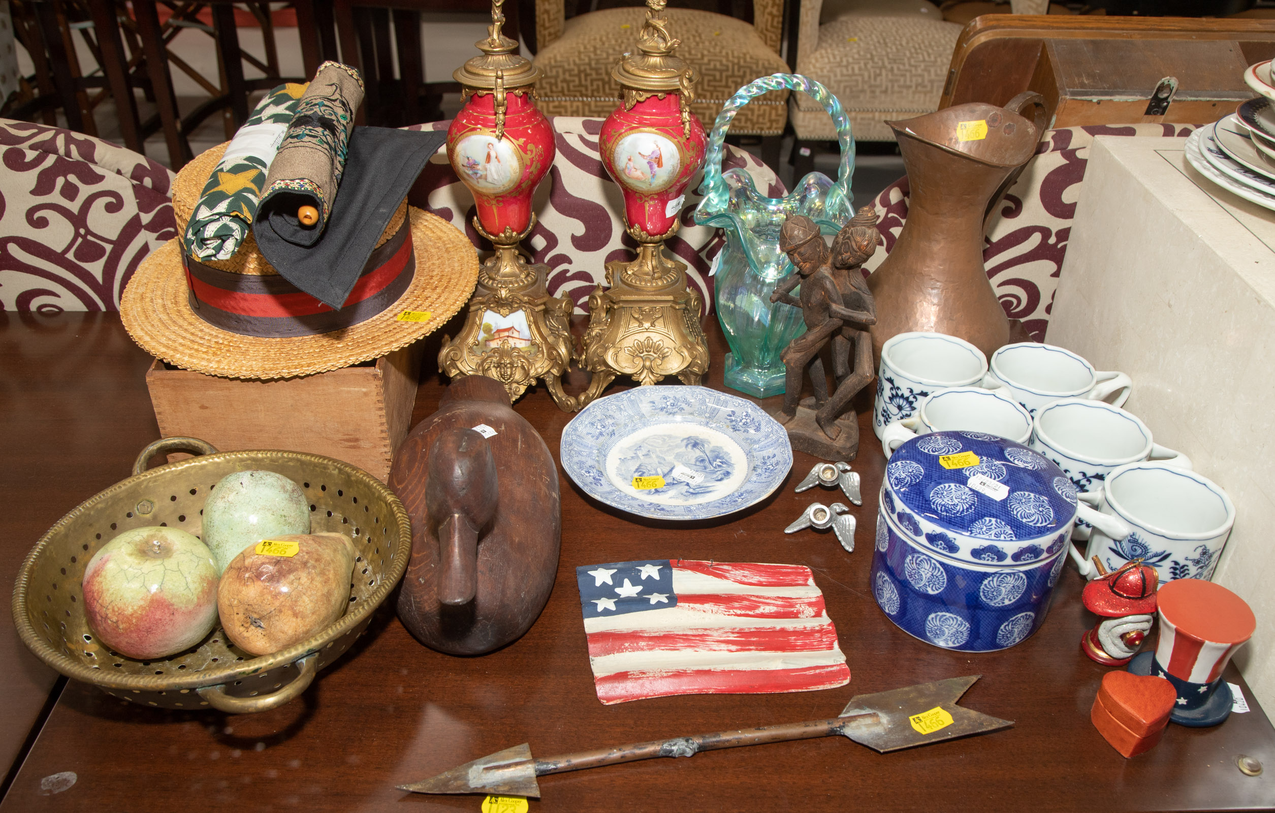 ASSORTED DECORATIVE ITEMS