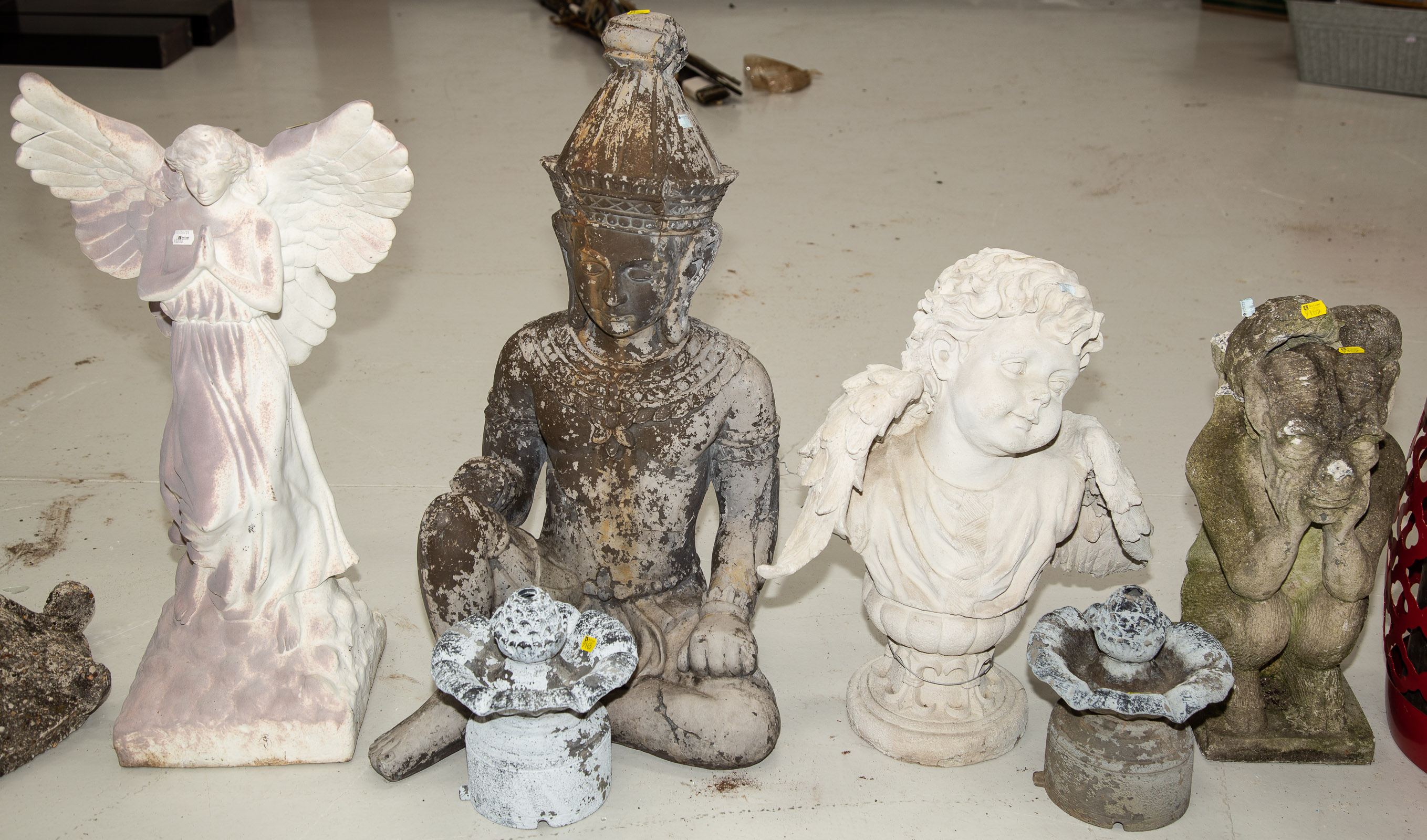 ASSORTED GARDEN DECORATIONS