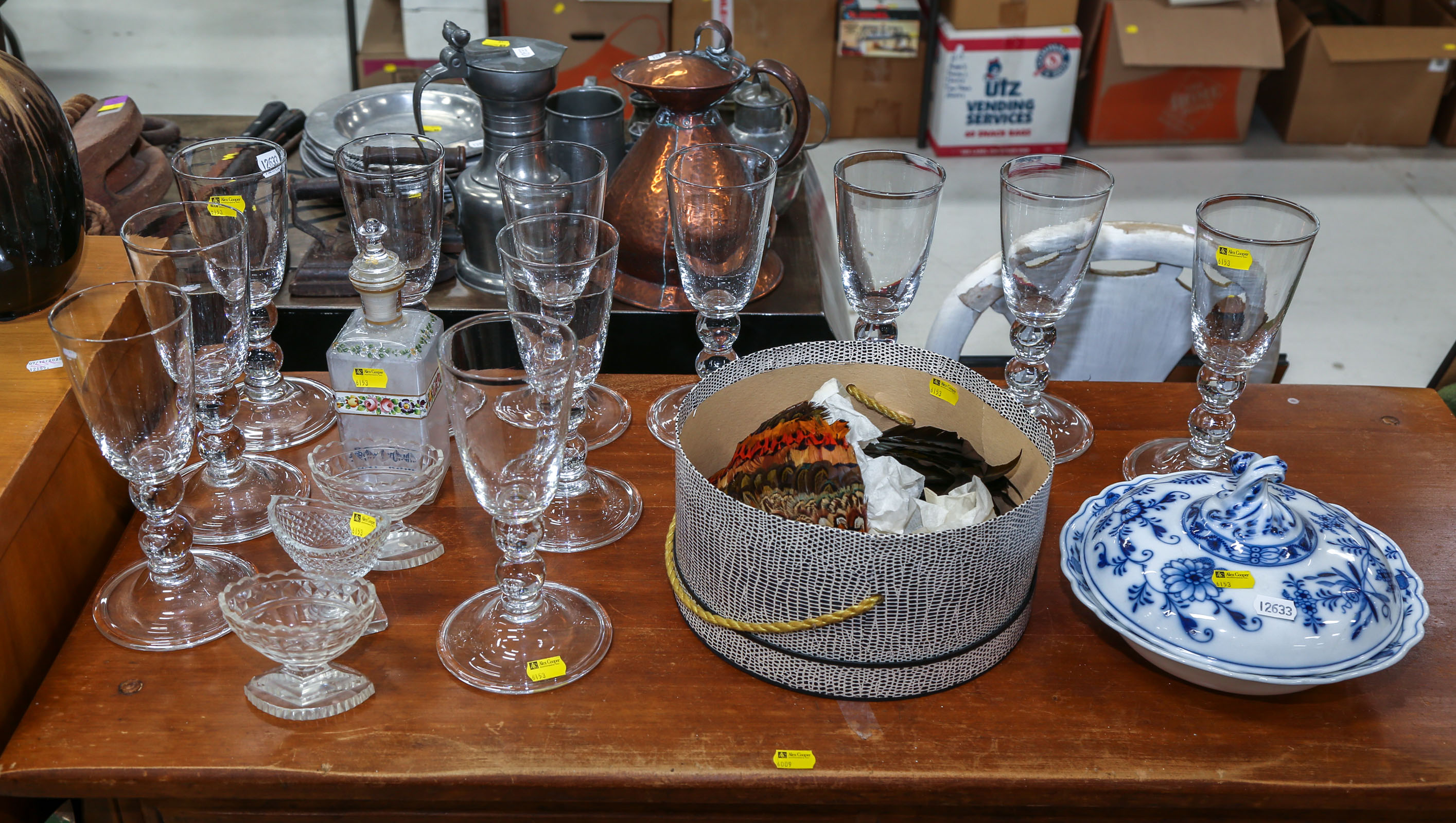 ASSORTED GLASSWARE & DECORATIVE