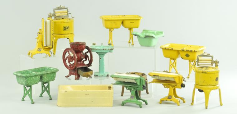 ASSORTED KITCHEN ITEMS Arcade