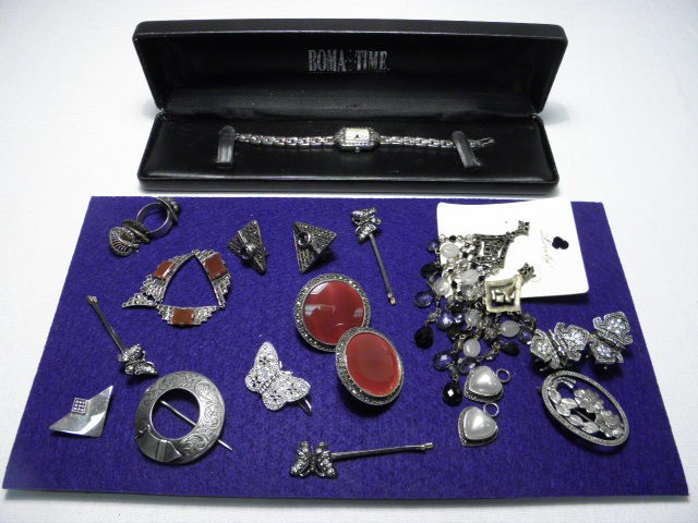 Assorted ladies costume jewelry.
