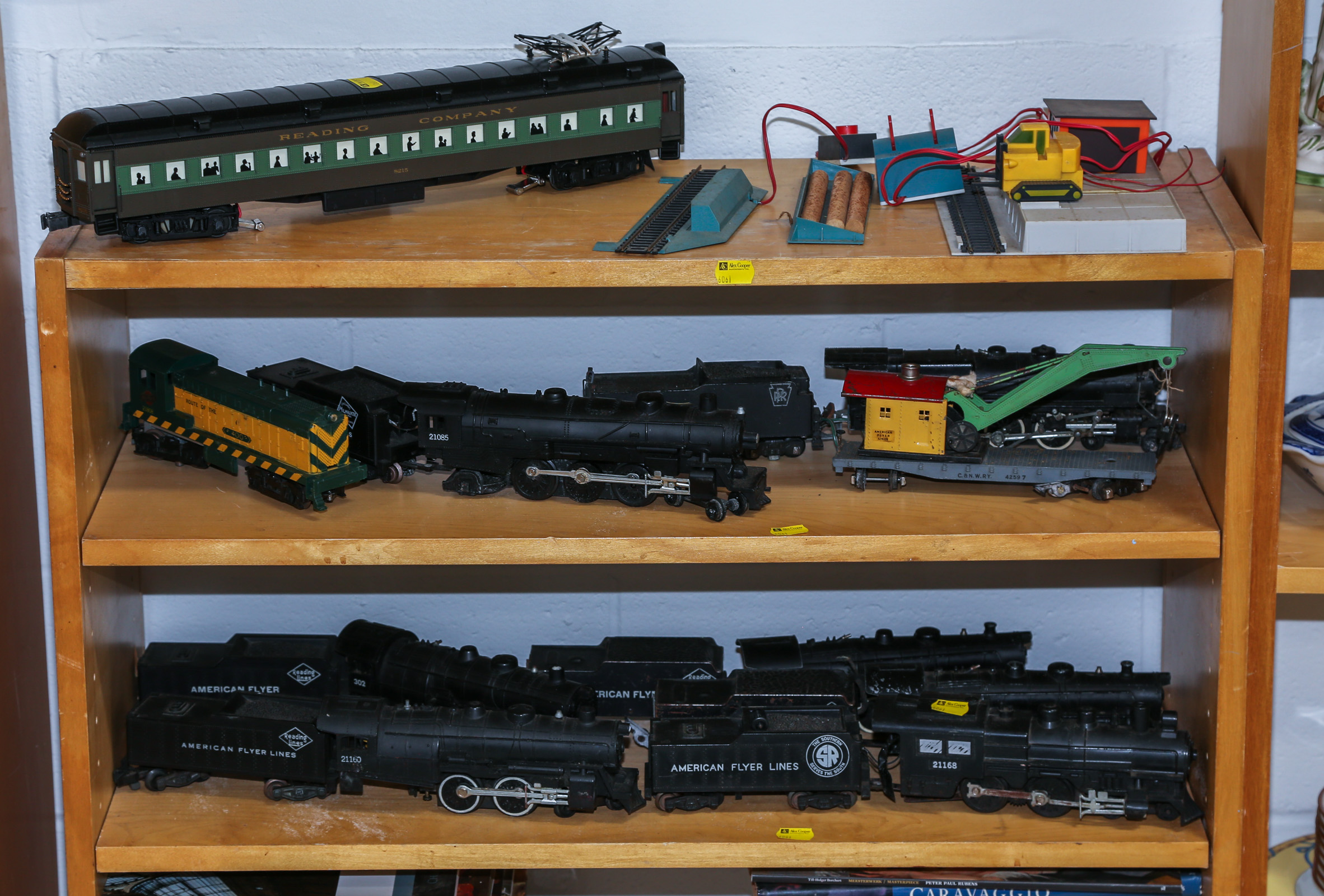 ASSORTED LIONEL "O" GAUGE