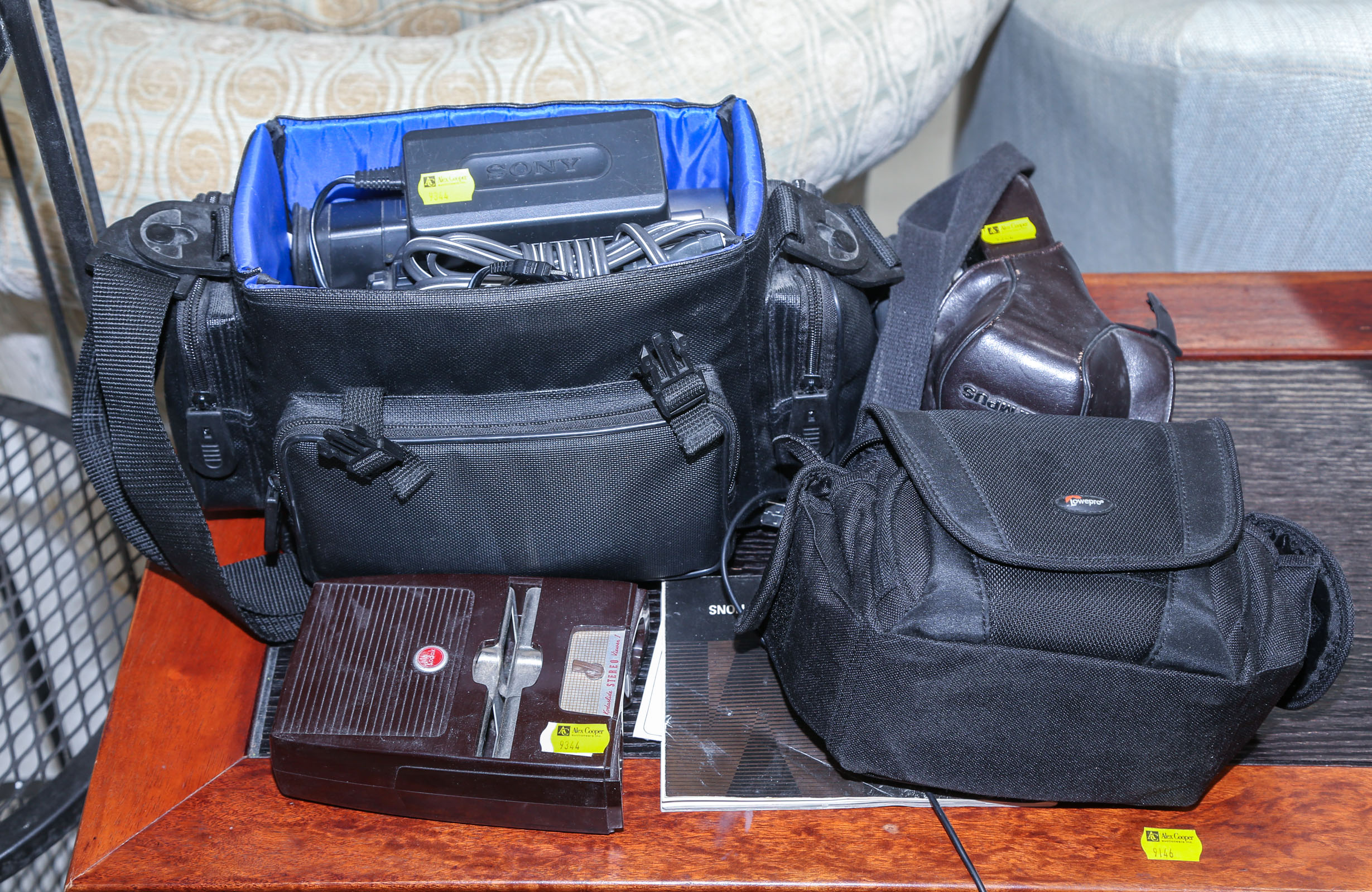 ASSORTED PHOTO EQUIPMENT