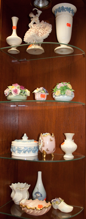 Assorted porcelain articles