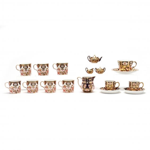ASSORTED ROYAL CROWN DERBY TABLE