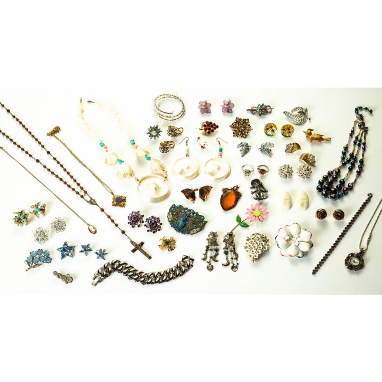 ASSORTED VINTAGE COSTUME JEWELRY.