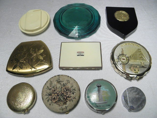 Assorted vintage powder compacts.
