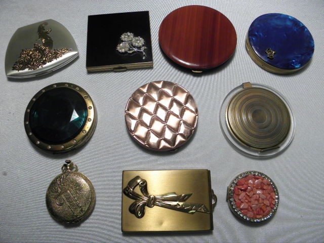 Assorted vintage powder compacts.