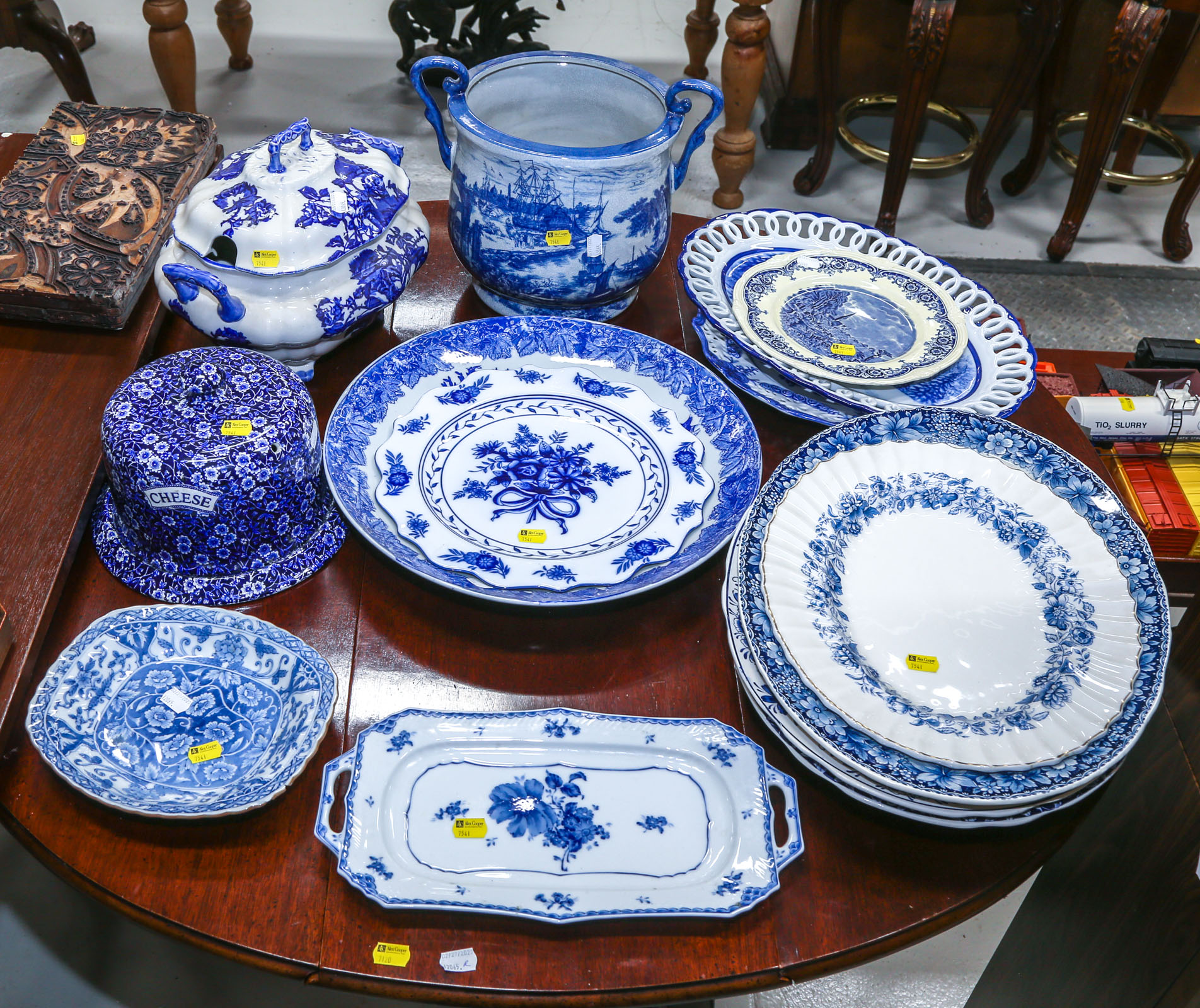 ASSORTMENT DELFT STYLE & MINTON