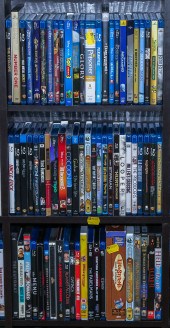 ASSORTMENT OF BLU-RAY & DVD MO
