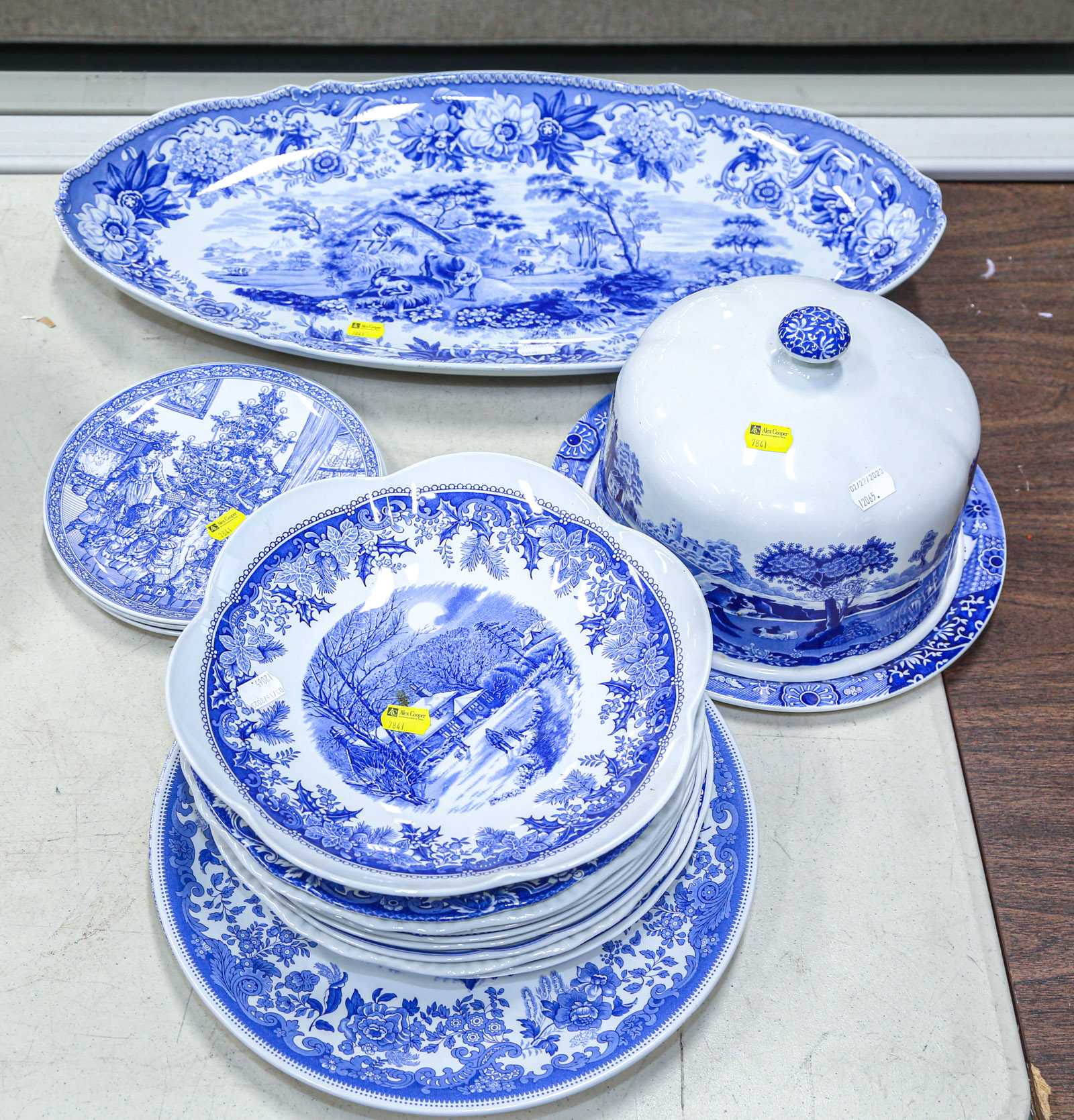 ASSORTMENT OF BLUE & WHITE CHINA