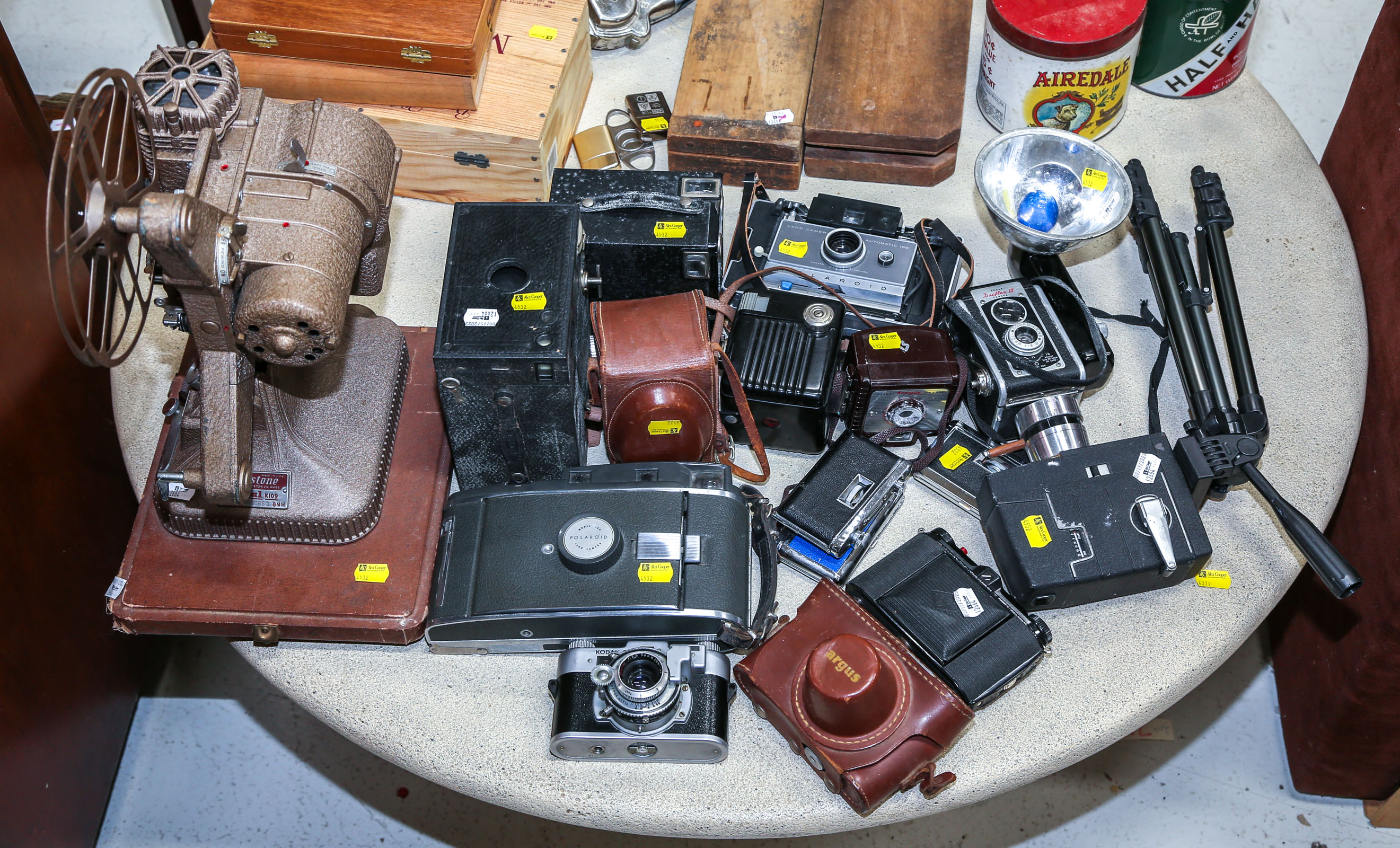 ASSORTMENT OF CAMERAS & CAMERA